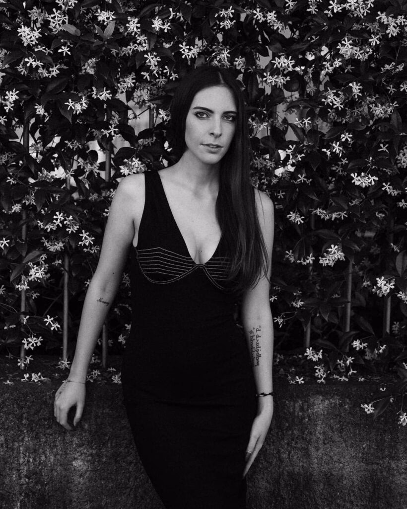 Ritratto in bianco e nero tra i fiori